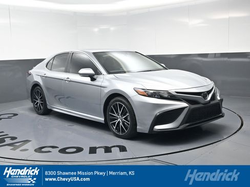 Used 2024 Toyota Camry SE image 1