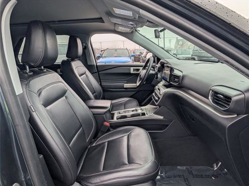 Used 2022 Ford Explorer XLT w/ Equipment Group 202A image 10