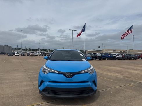Used 2019 Toyota C-HR XLE FWD image 5