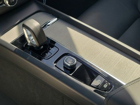 Used 2025 Volvo XC60 B5 Plus image 25