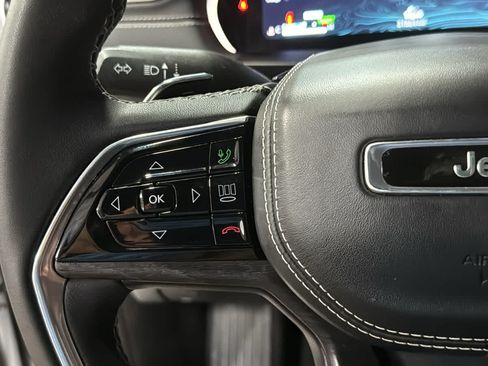 Used 2023 Jeep Grand Cherokee Overland AWD/4WD image 12