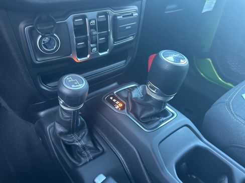 Used 2025 Jeep Gladiator Sport image 34