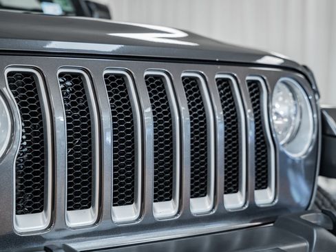 Used 2018 Jeep Wrangler Unlimited Sahara image 7