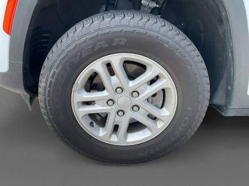Used 2023 Jeep Grand Cherokee Laredo AWD/4WD image 12