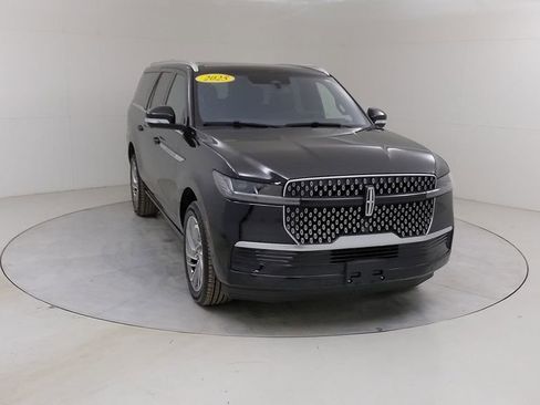 Used 2025 Lincoln Navigator L Reserve image 11