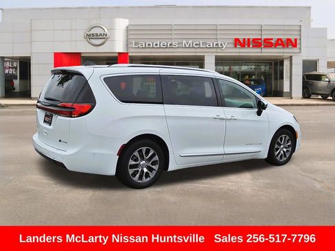 Used 2025 Chrysler Pacifica Pinnacle FWD image 3