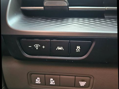 Used 2022 Kia Carnival LX image 18