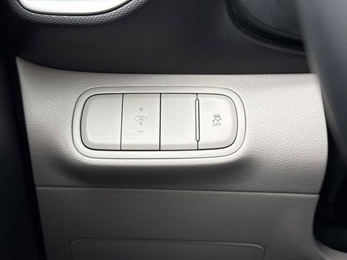 Used 2025 Hyundai Venue SEL FWD image 14