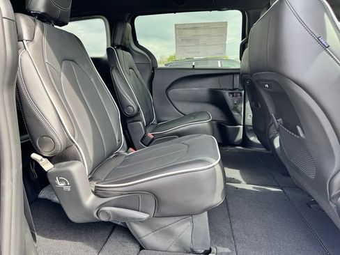 New 2026 Chrysler Pacifica Limited FWD image 12