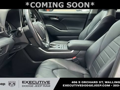 Used 2022 Toyota Highlander XLE AWD/4WD image 10