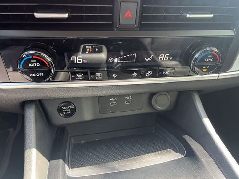 Used 2024 Nissan Rogue SV image 21