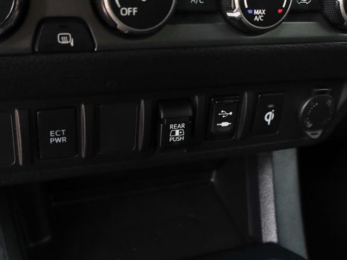Used 2019 Toyota Tacoma TRD Sport AWD/4WD image 36