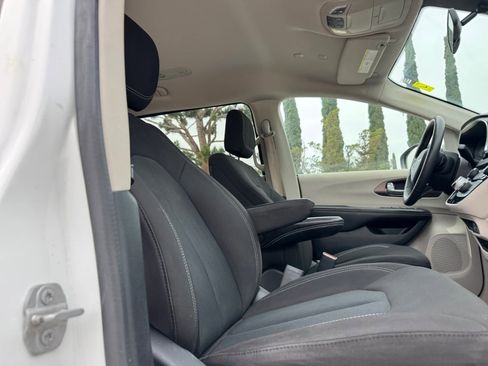 Used 2022 Chrysler Voyager LX FWD image 19