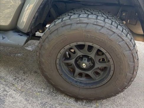 Used 2021 Jeep Gladiator Overland AWD/4WD image 32