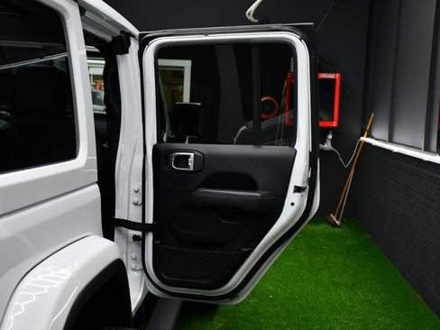 Used 2018 Jeep Wrangler Unlimited Sahara AWD/4WD image 35