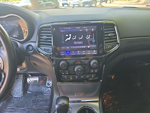 Used 2020 Jeep Grand Cherokee Altitude RWD image 21