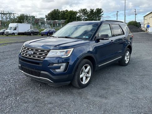 Used 2017 Ford Explorer XLT w/ Equipment Group 202A AWD/4WD image 4