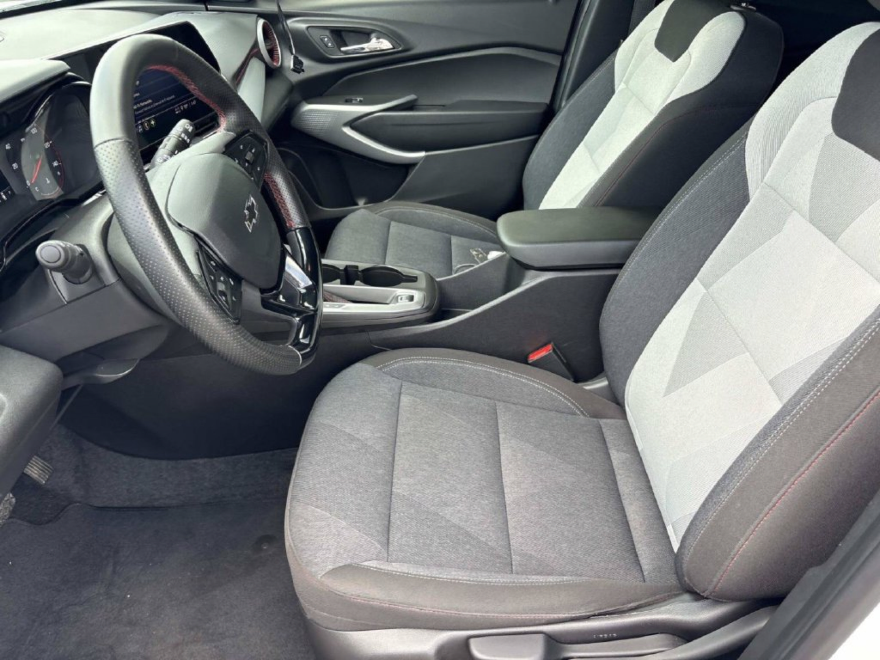 Used 2025 Chevrolet Trax RS FWD image 12