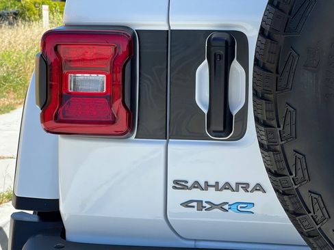 Used 2025 Jeep Wrangler Unlimited Sahara AWD/4WD image 28