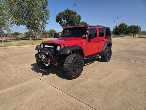 Used 2014 Jeep Wrangler Unlimited Sahara AWD/4WD image 3