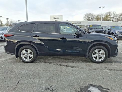 Used 2024 Toyota Highlander LE AWD/4WD image 8