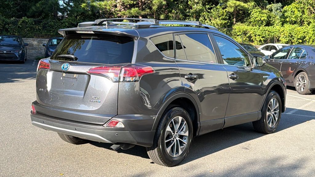Used 2017 Toyota RAV4 XLE w/ Convenience Package AWD/4WD image 4