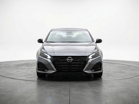 Used 2025 Nissan Altima 2.5 SV FWD image 2