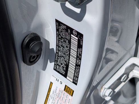 Used 2021 Toyota Prius XLE FWD image 14