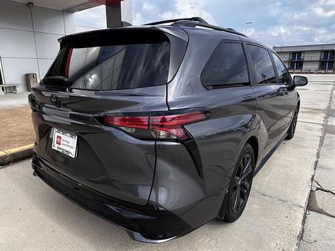 Used 2025 Toyota Sienna XSE w/ XSE Plus Package FWD image 3