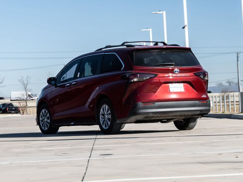 Used 2023 Toyota Sienna XLE image 3