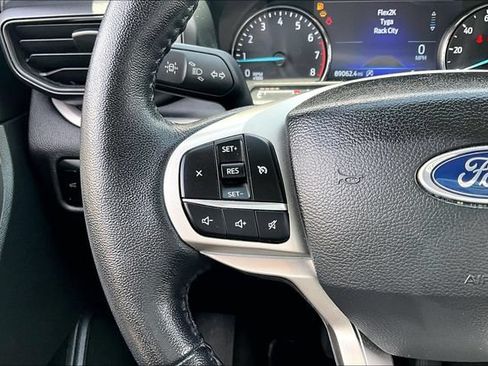 Used 2023 Ford Explorer XLT AWD/4WD image 11