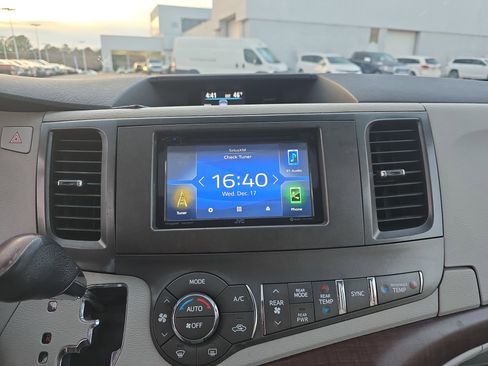 Used 2011 Toyota Sienna XLE image 25