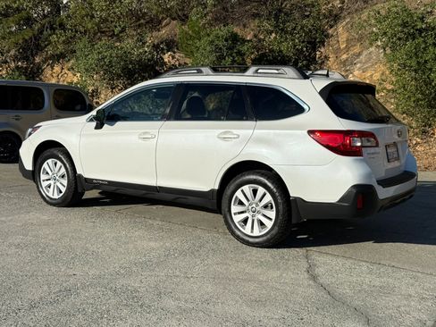 Used 2019 Subaru Outback 2.5i Premium w/ Popular Package #2 AWD/4WD image 3