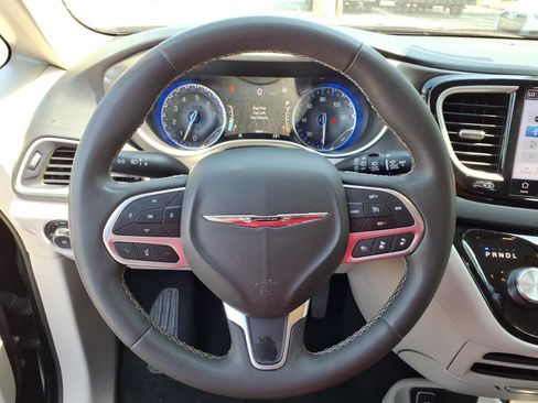Used 2023 Chrysler Pacifica Touring-L FWD image 21