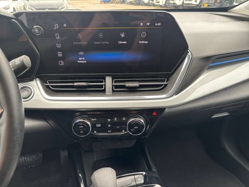 Used 2025 Chevrolet Trax LT w/ LT Convenience Package FWD image 16