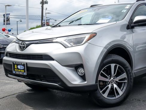 Used 2018 Toyota RAV4 XLE AWD/4WD image 2