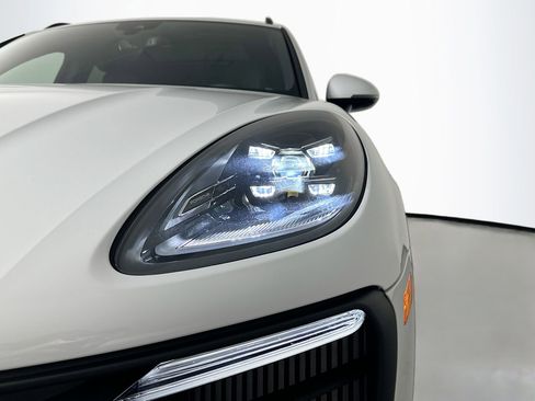 Certified 2024 Porsche Macan S image 15