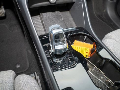 Used 2023 Volvo XC40 Recharge Ultimate image 11