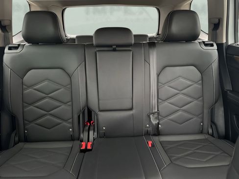 Used 2025 Volkswagen Atlas SE image 11