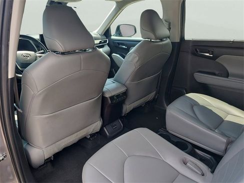 Used 2022 Toyota Highlander XLE image 16