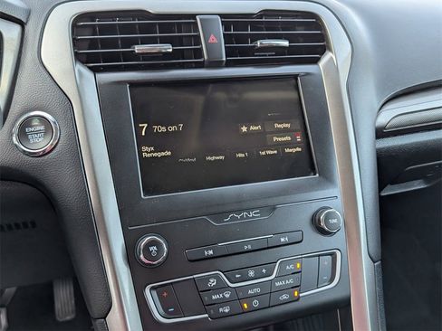 Used 2019 Ford Fusion SE image 13
