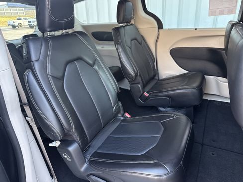 Used 2023 Chrysler Pacifica Touring-L image 13