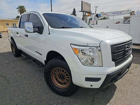 Used 2021 Nissan Titan SV w/ SV Convenience Package image 2