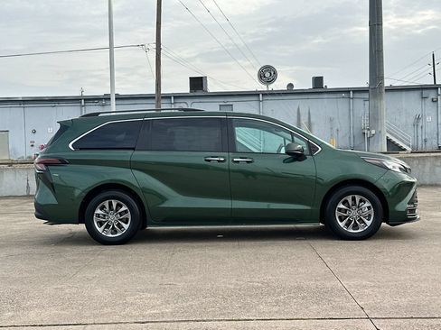 Certified 2026 Toyota Sienna XLE FWD image 7