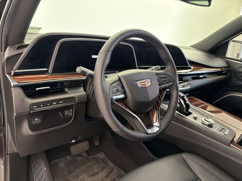 Used 2022 Cadillac Escalade Luxury AWD/4WD image 4