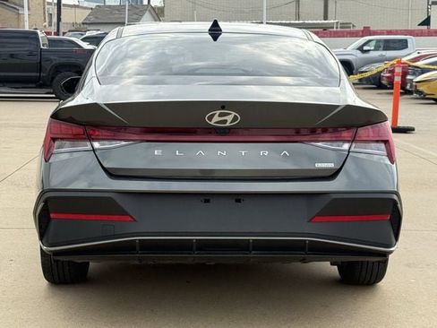 Used 2025 Hyundai Elantra Blue image 5