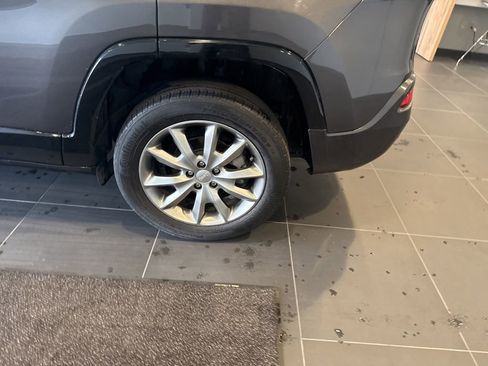 Used 2018 Jeep Cherokee Latitude image 11