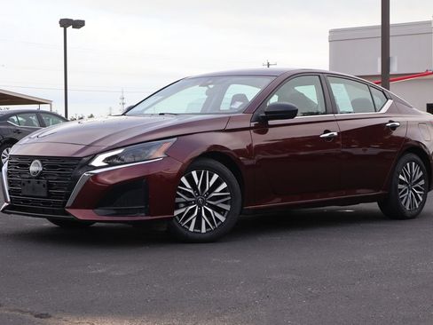 Used 2025 Nissan Altima 2.5 SV FWD image 14