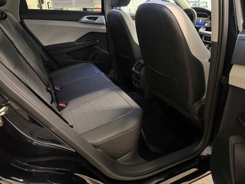 Used 2025 Volkswagen Taos SE w/ Panoramic Sunroof Package image 26