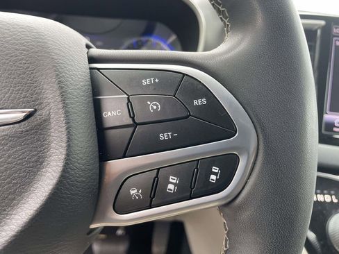 Used 2022 Chrysler Pacifica Touring-L FWD image 19